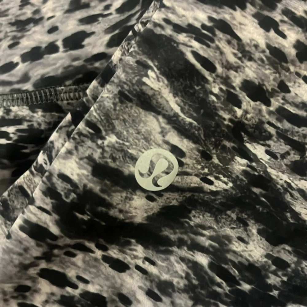 BLACK AND GRAY LULULEMON LEGGINGS - Picture 3 of 3